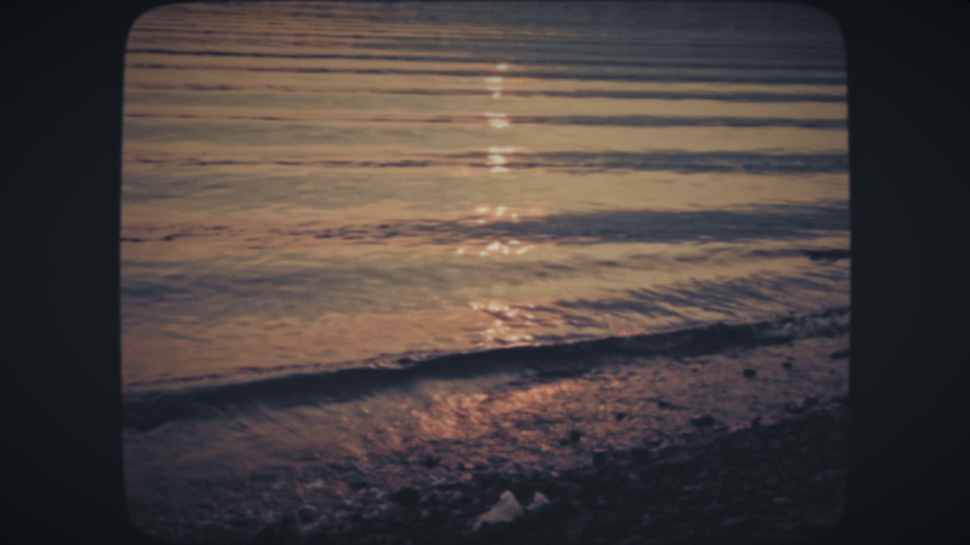日落时沙滩海浪视频的预览图