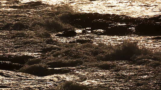 黄昏的日落中海浪视频的预览图