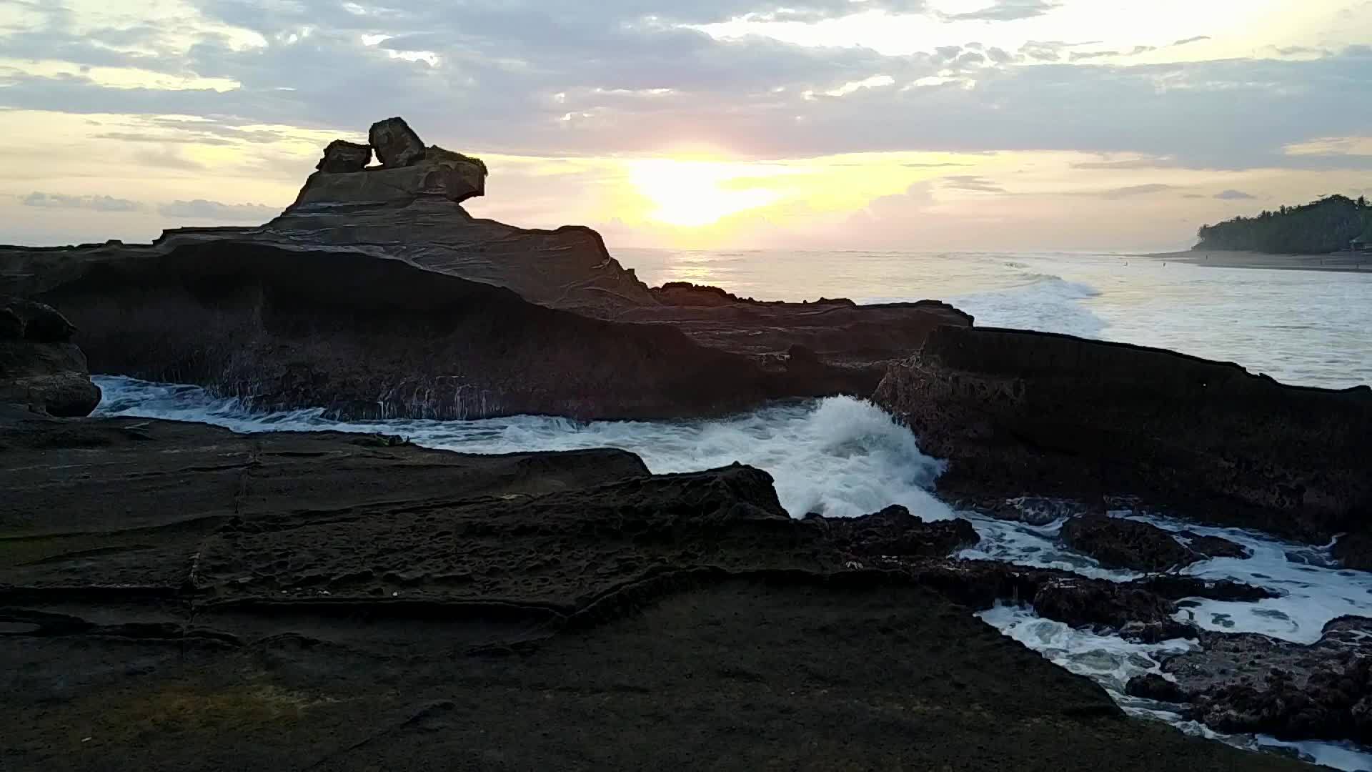 海洋中的日落岩石和巨浪视频的预览图