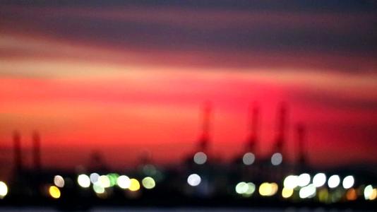 模糊的日落天空、港口和工业照明视频的预览图
