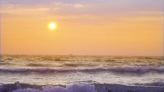 华氏海岸电影拍摄场日落在平坦的海洋上视频的预览图