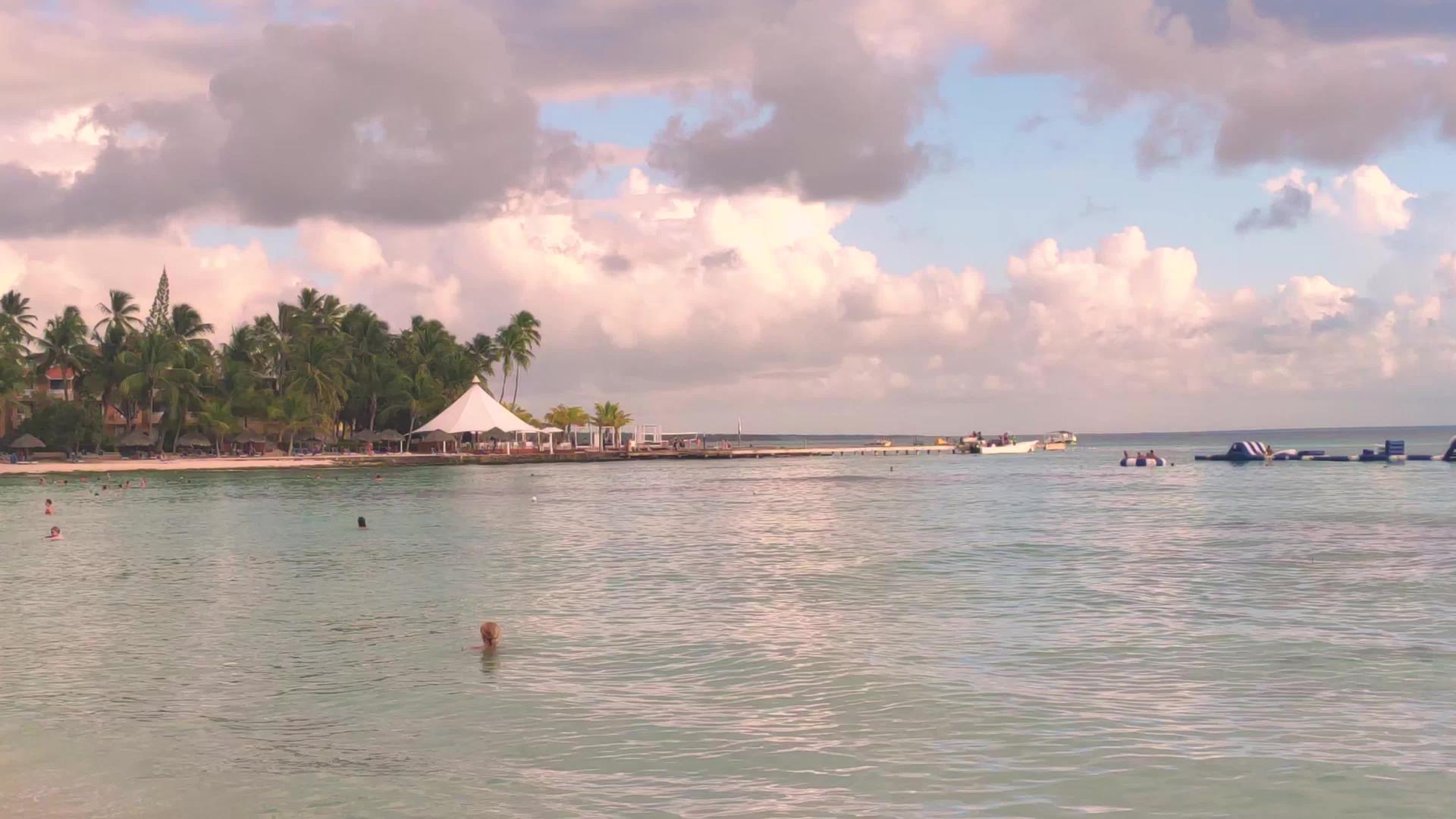 卡西比海滩日落时视频的预览图
