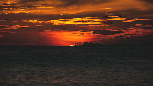 美丽的日落在海洋之上视频的预览图