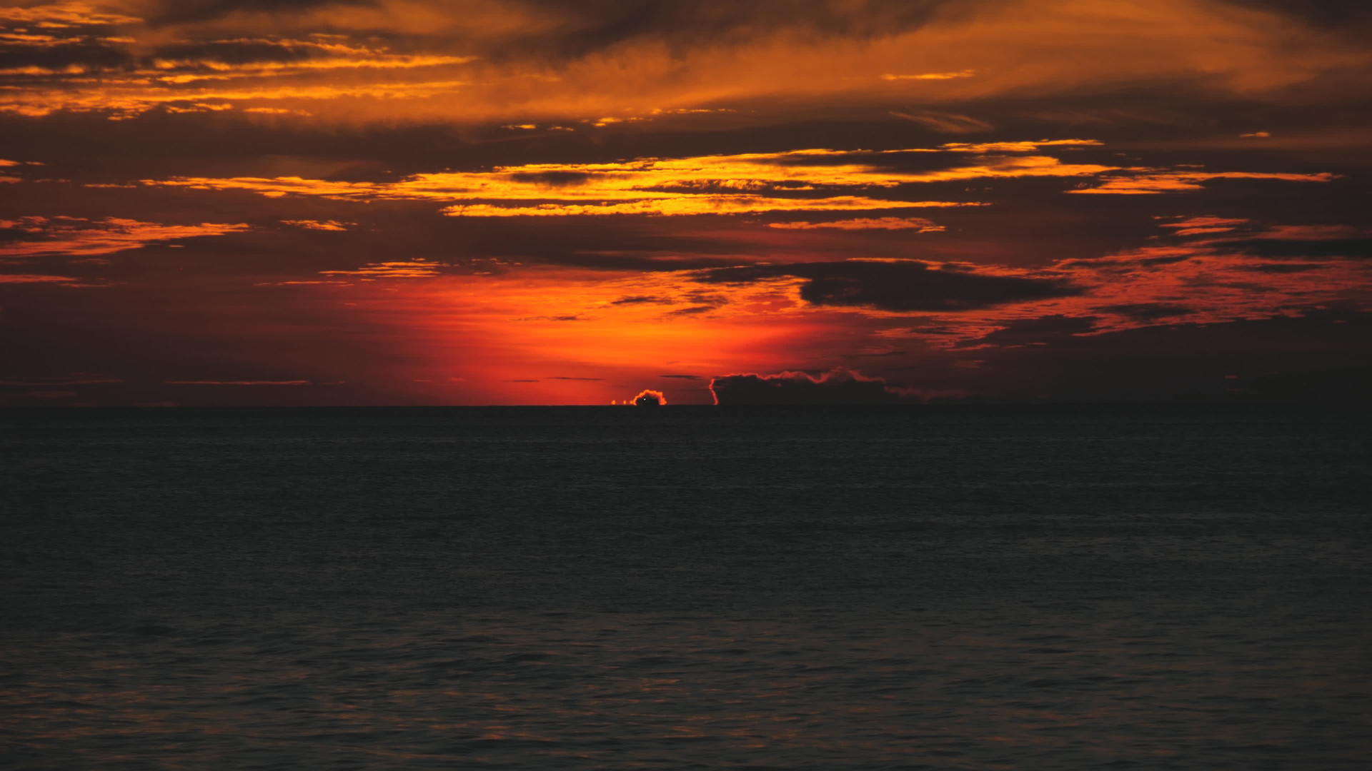 红色的海洋日落视频的预览图