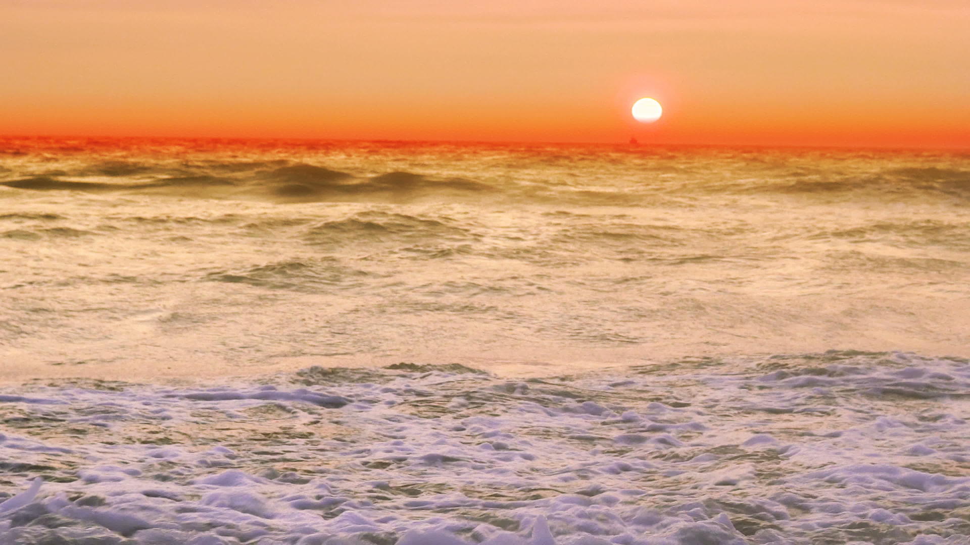 海滩上美丽的日落令人惊叹的彩色光束穿过阿拉伯湾的海景视频的预览图