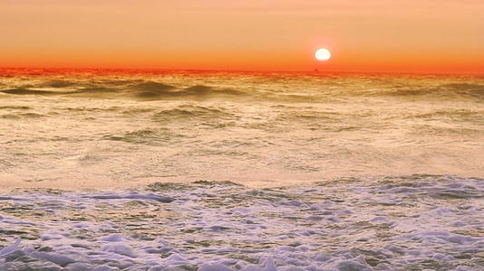 海滩上美丽的日落令人惊叹的彩色光束穿过阿拉伯湾的海景视频的预览图