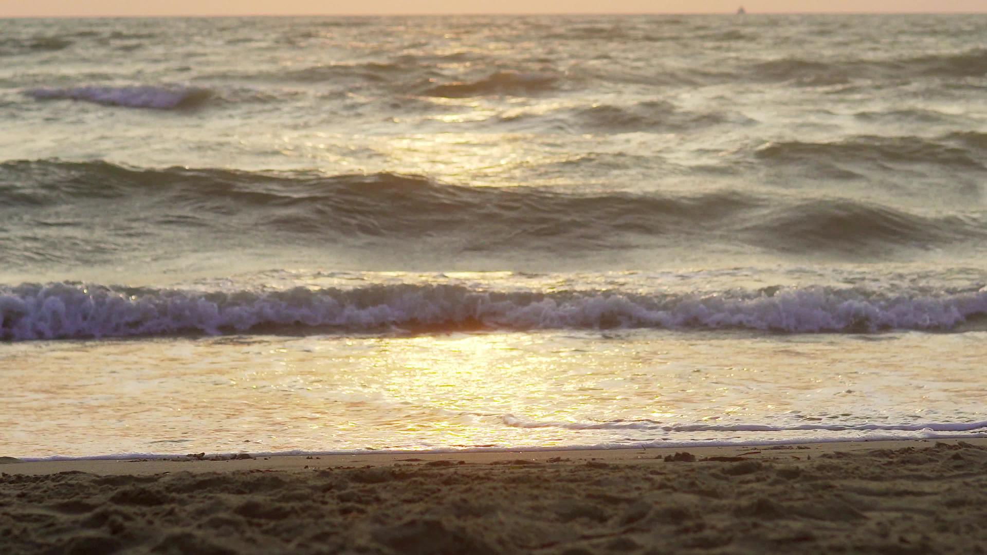 海滩上美丽的日落；惊人的颜色；光束穿过阿拉伯湾的云彩视频的预览图