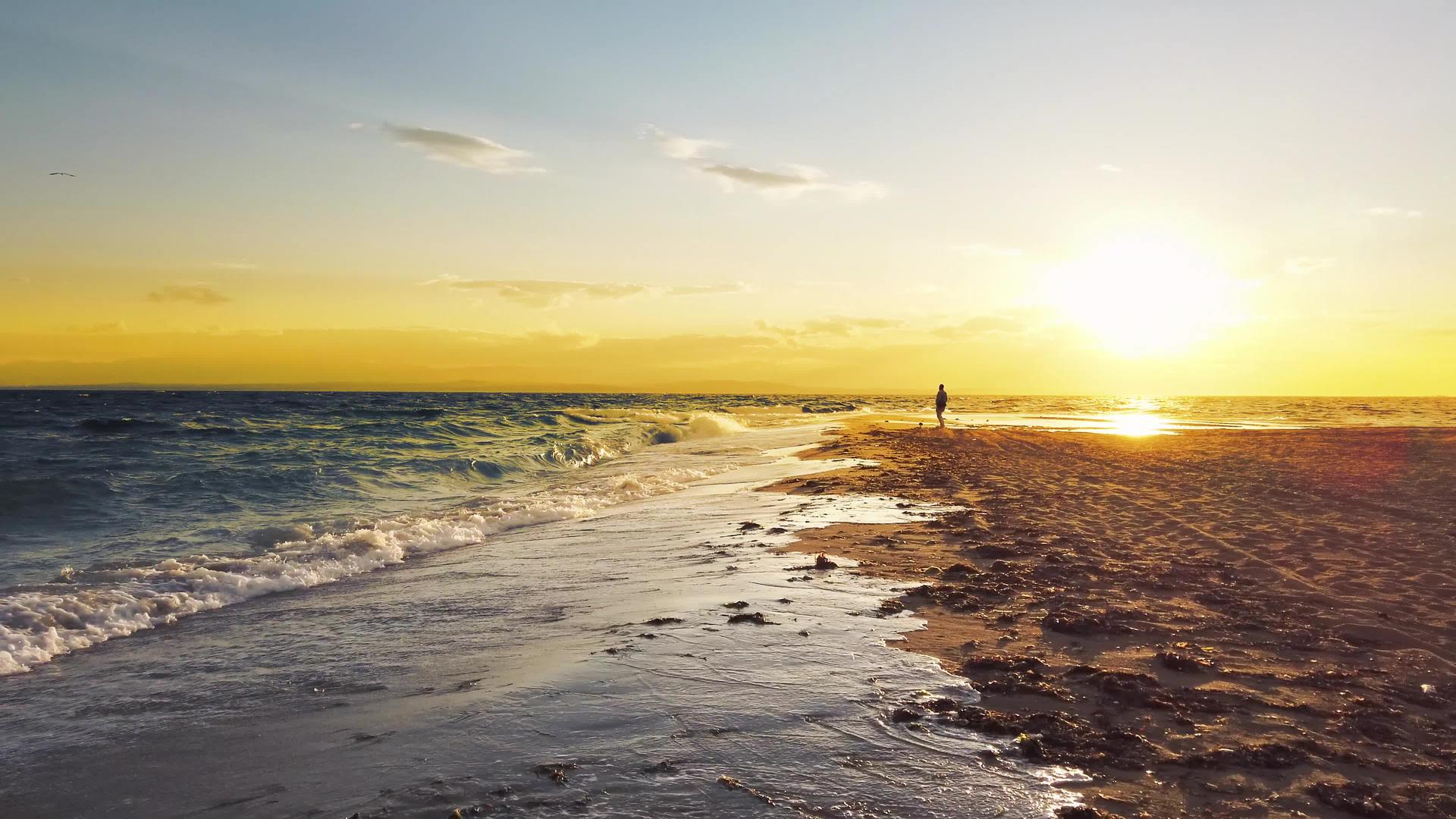 美丽的阳光和美丽的海浪席卷了海岸视频的预览图