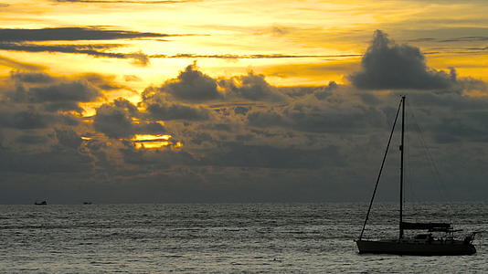 黄昏时分热带海上的游艇视频的预览图