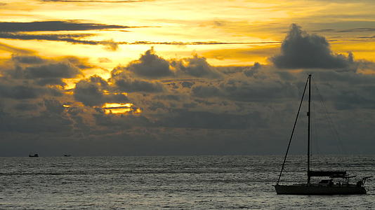 黄昏时分热带海上的游艇视频的预览图