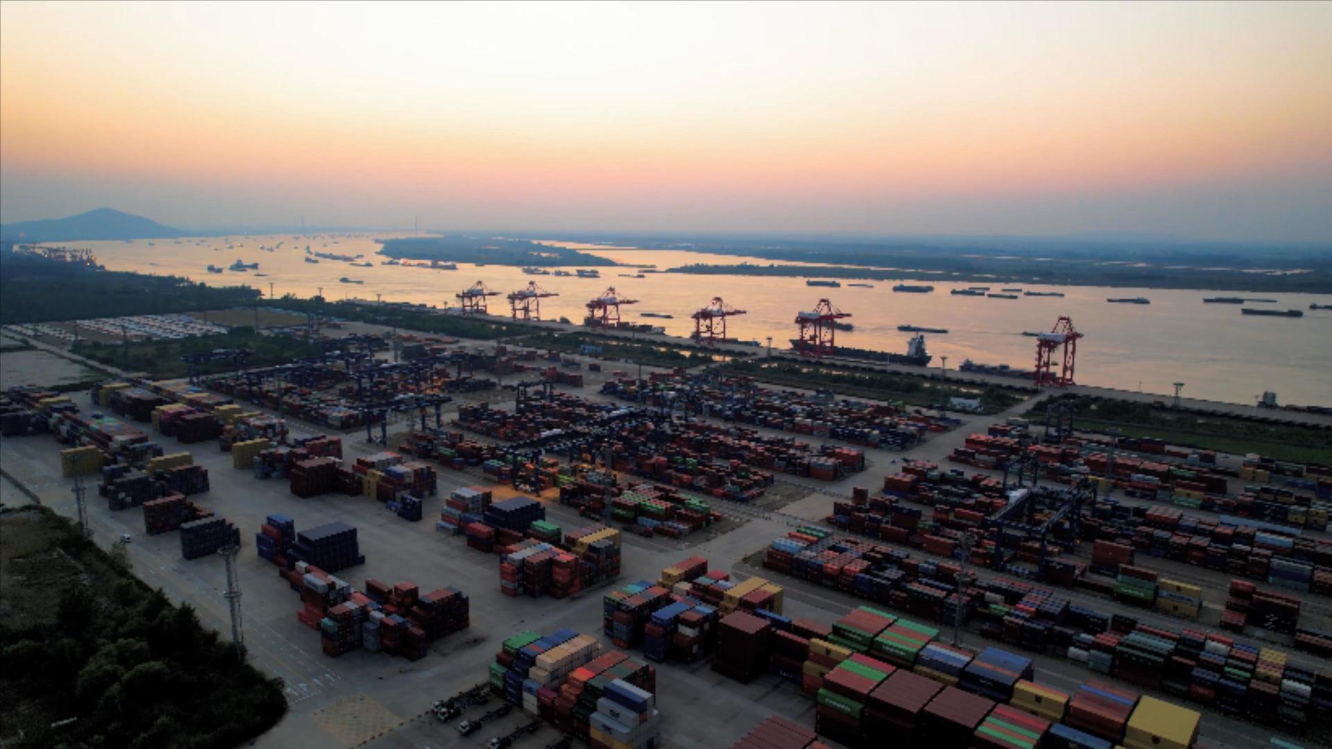 4K航拍物流码头南京四桥长江龙潭港口视频的预览图