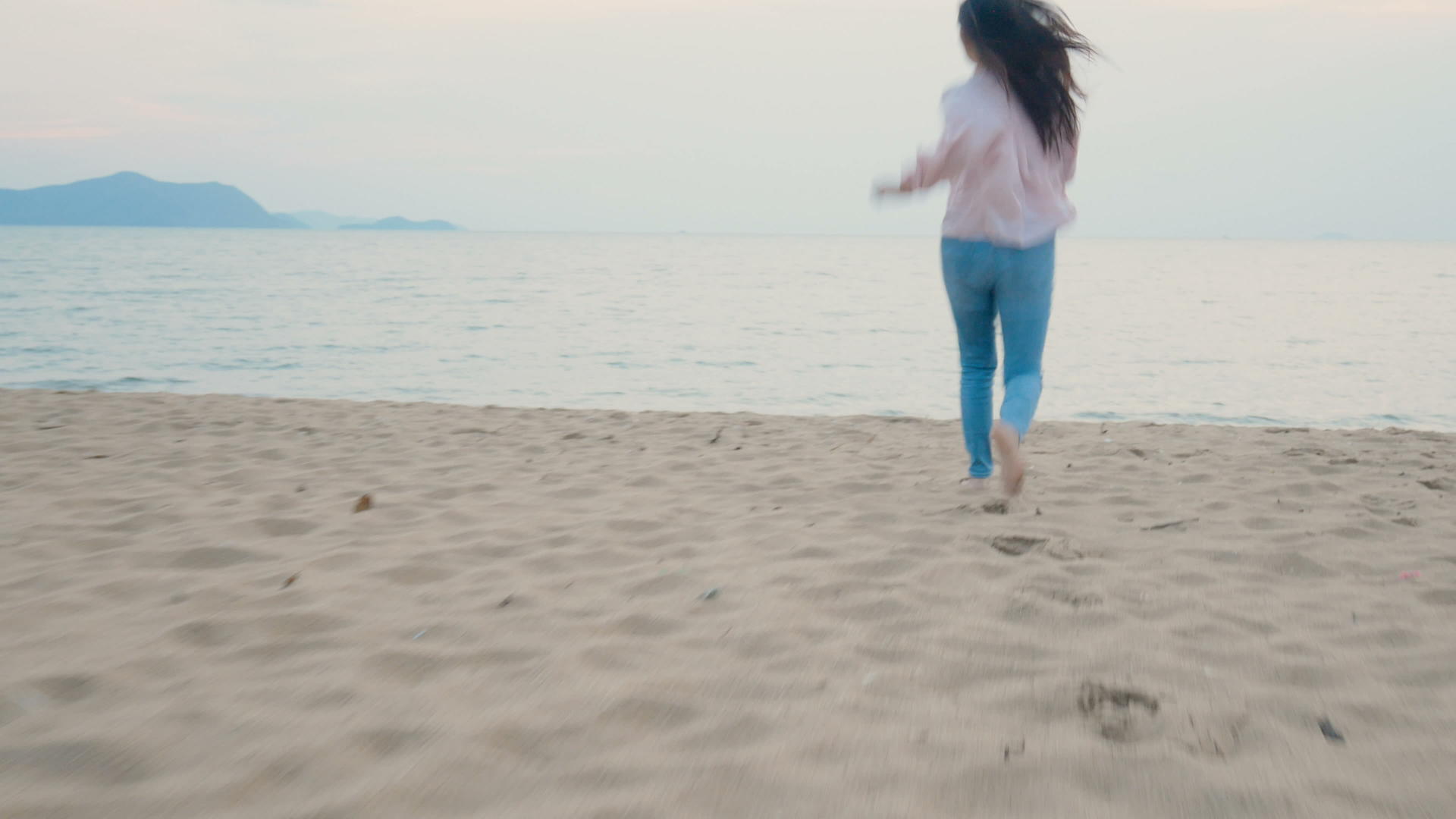 4K快乐的女人在热带海滩享受暑假赤脚踏向大海视频的预览图