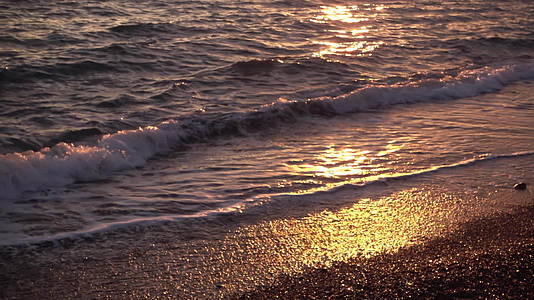 海浪金色日落视频的预览图