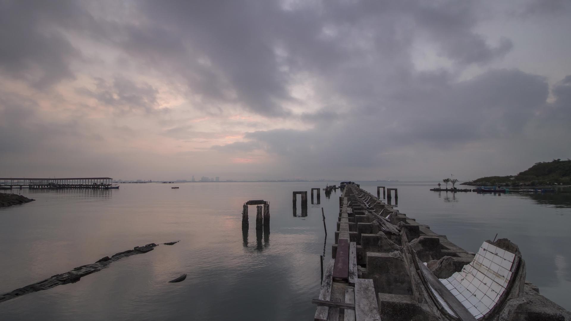 渔民村的柱子在日出时间折叠视频的预览图
