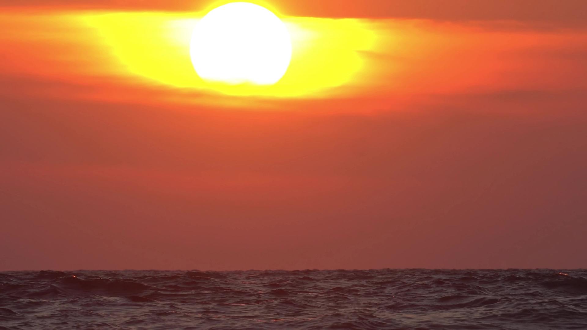 海与海之间的大日落时间视频的预览图