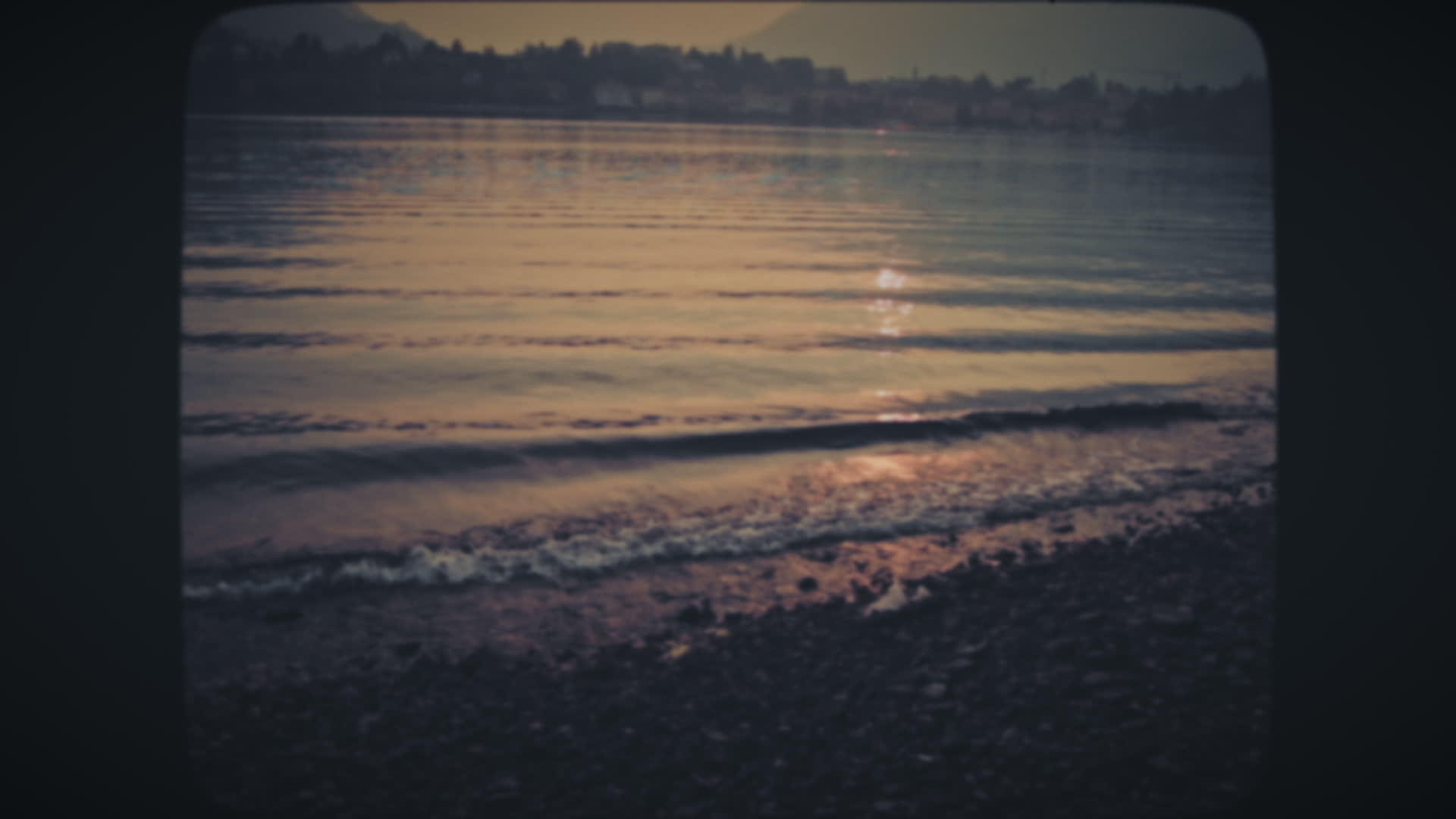 日落时海滩上的湖浪视频的预览图