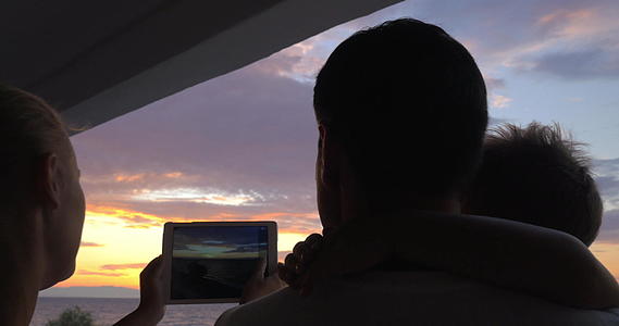 日落时家人在城市Pacea在平板上拍照Greeece视频的预览图
