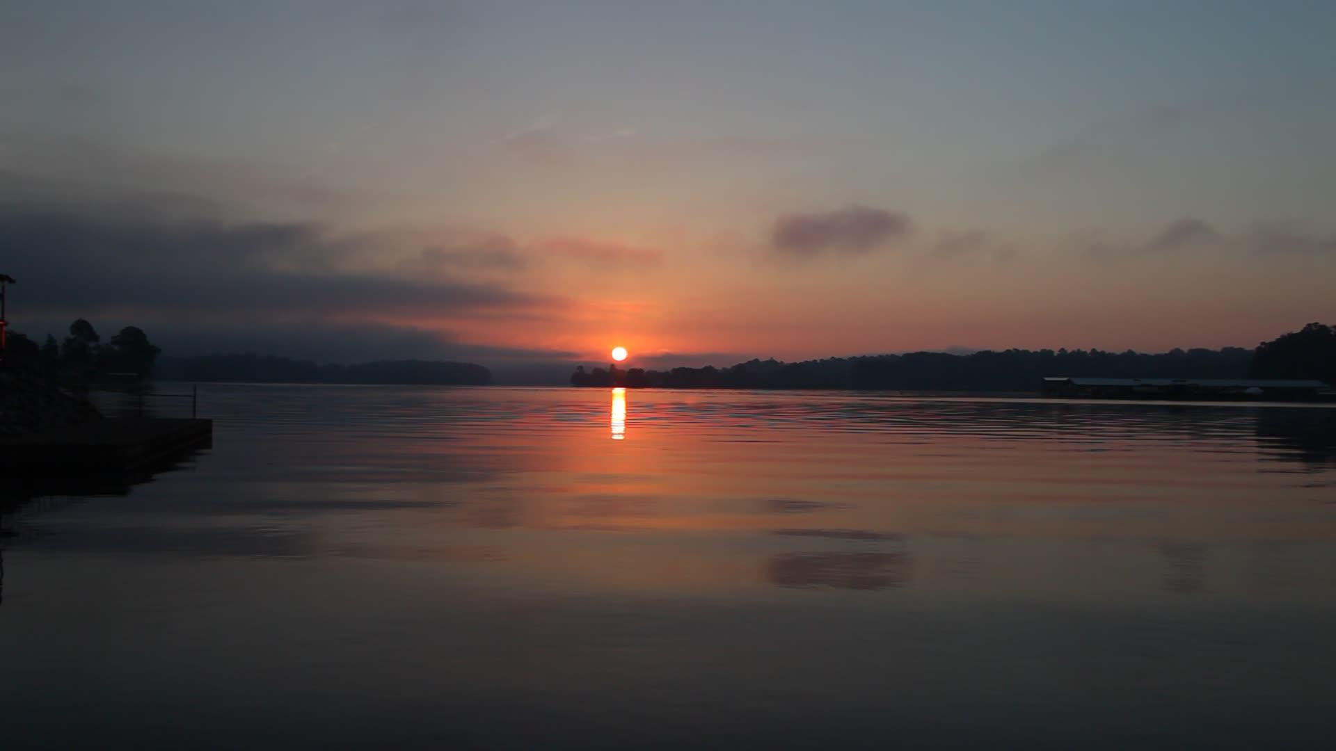 湖边的日落视频的预览图