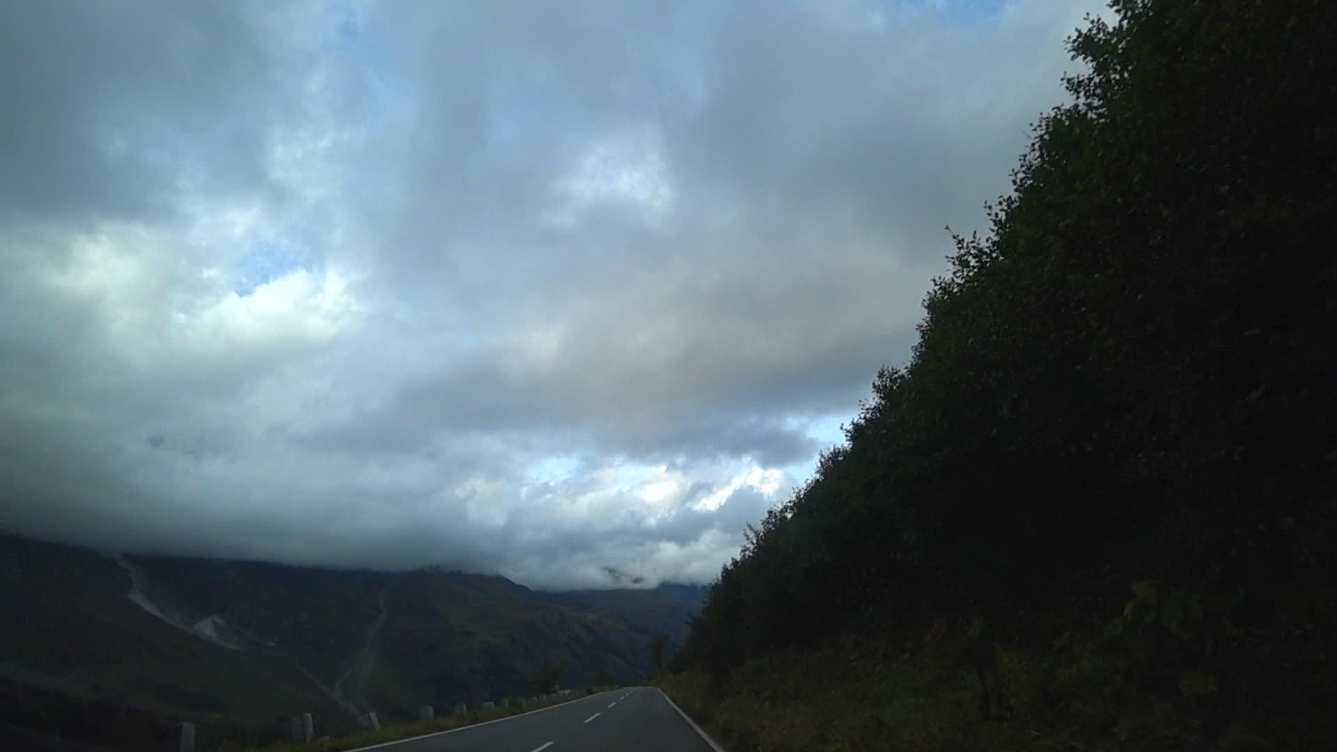 晚上汽车沿着陡峭的山路行驶视频的预览图