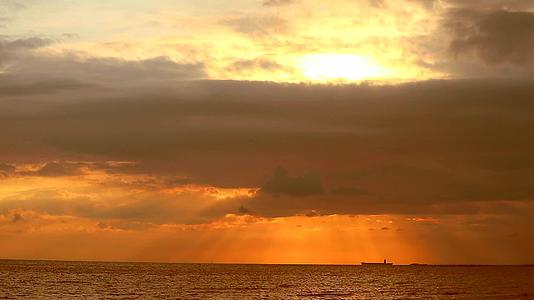 愿上帝保佑从天上的阳光回到海上的橙色乌云视频的预览图