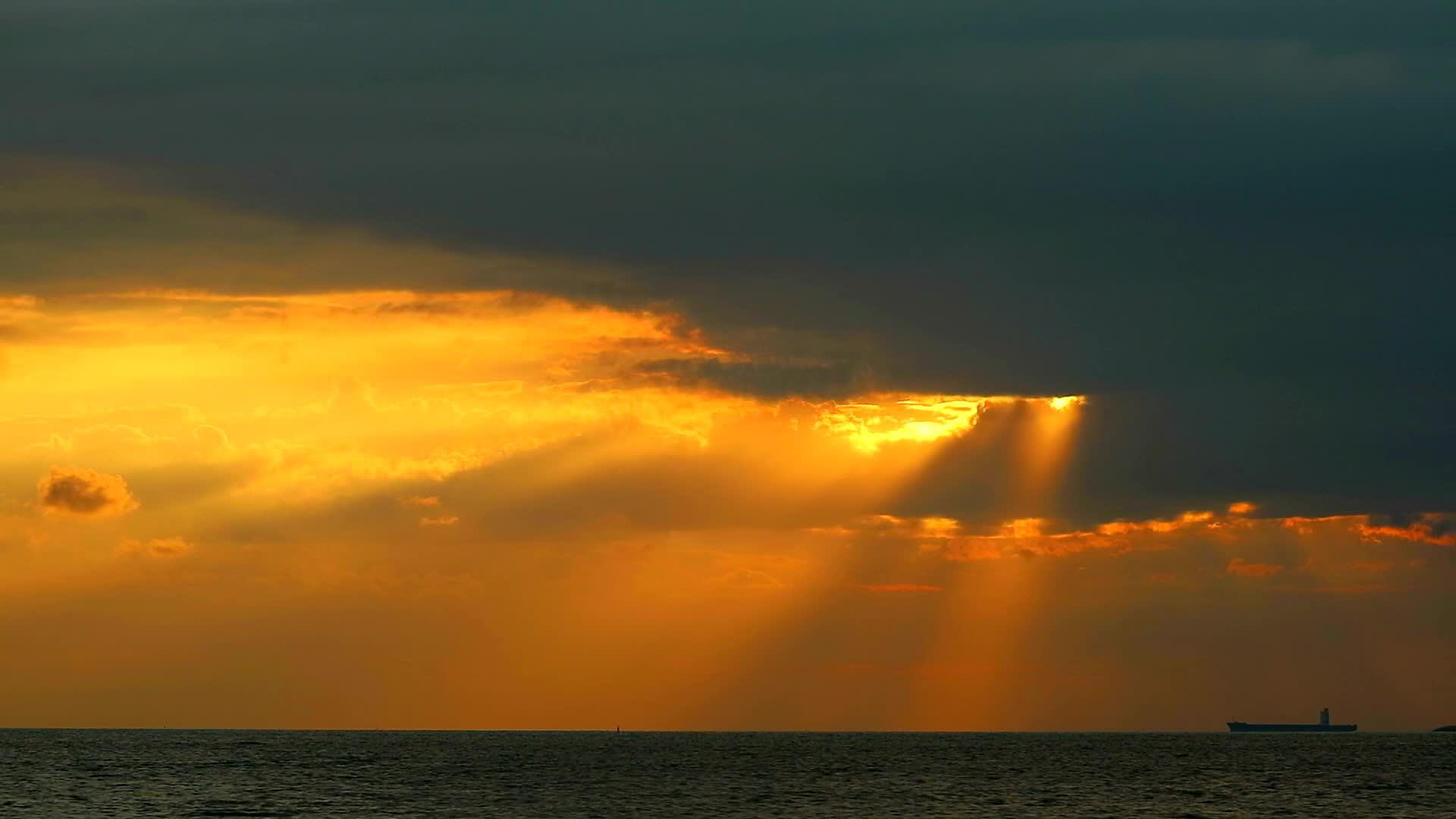 愿上帝保佑阳光回到海上的橙色云端视频的预览图