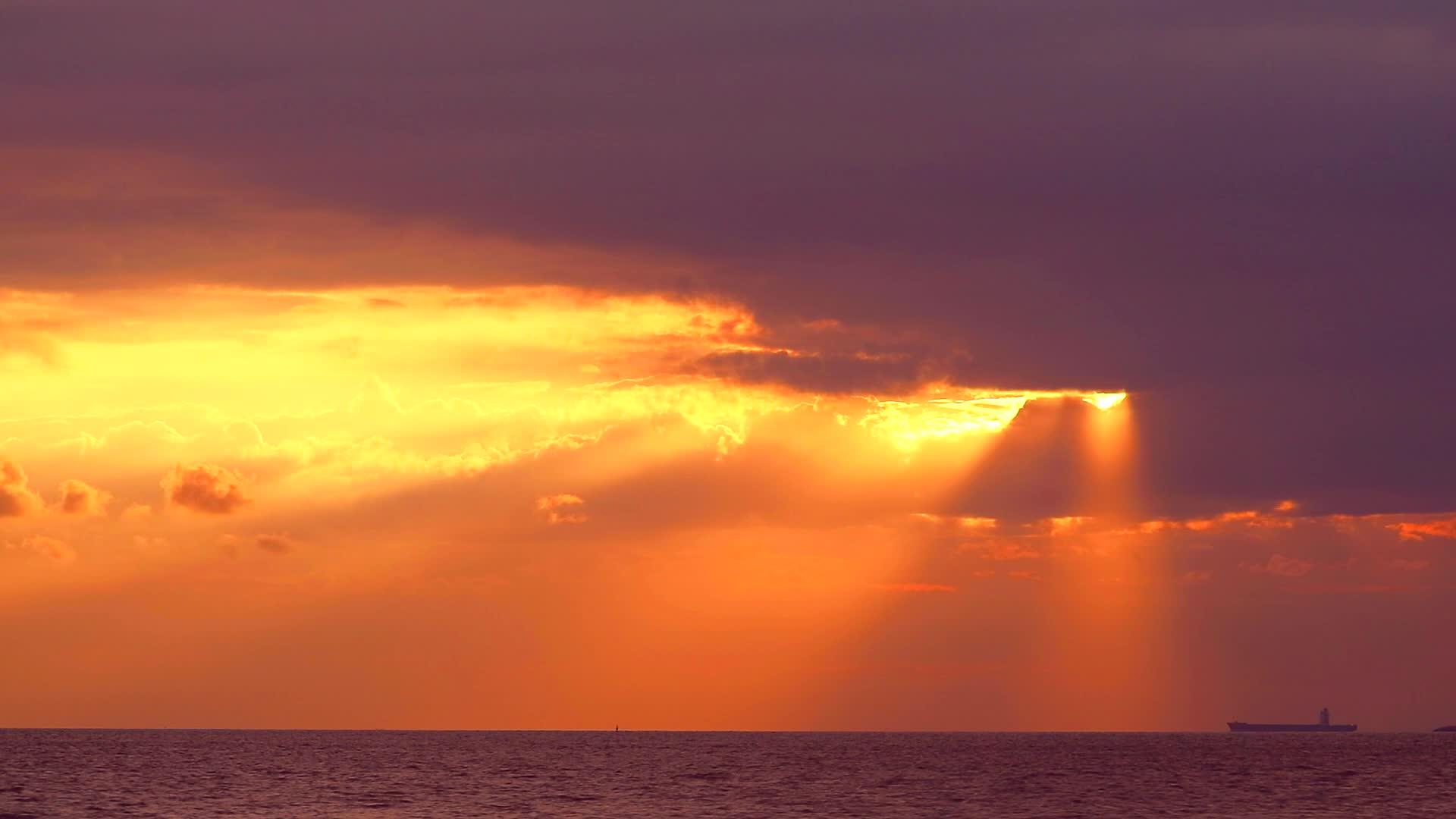愿上帝保佑阳光日落在海边的橙色乌云上视频的预览图