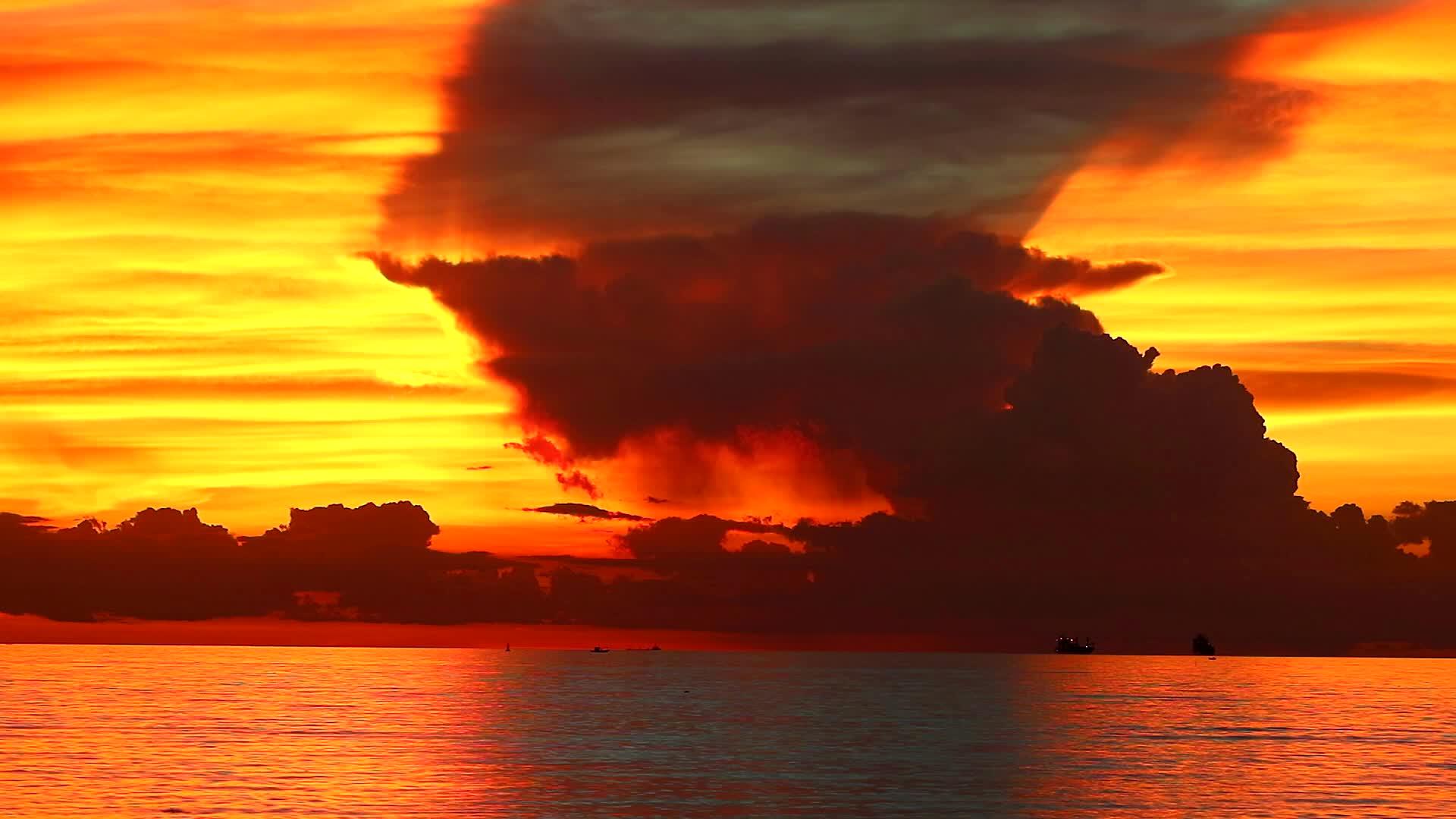 海洋中的日落和阳光照耀着月光反射着月光云时间的流逝视频的预览图