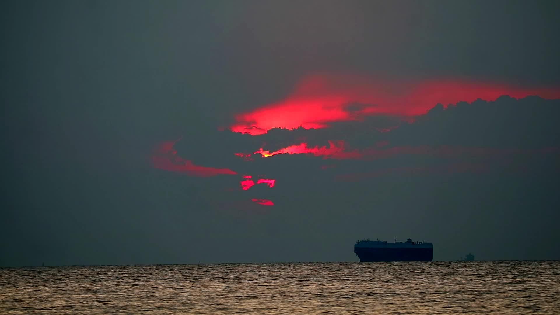 海上货船和日落后的月光云视频的预览图