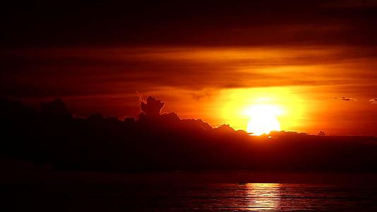 月光云和渔船在海边日落后移动时差视频的预览图