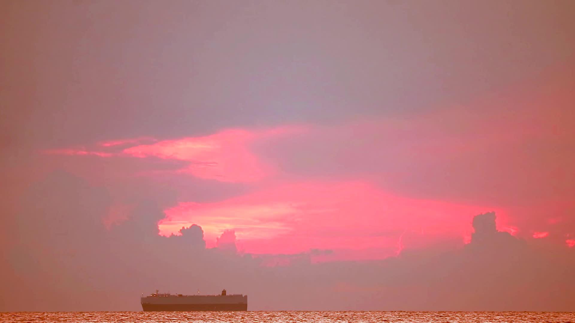 货船停泊在海面上天空中有红云视频的预览图