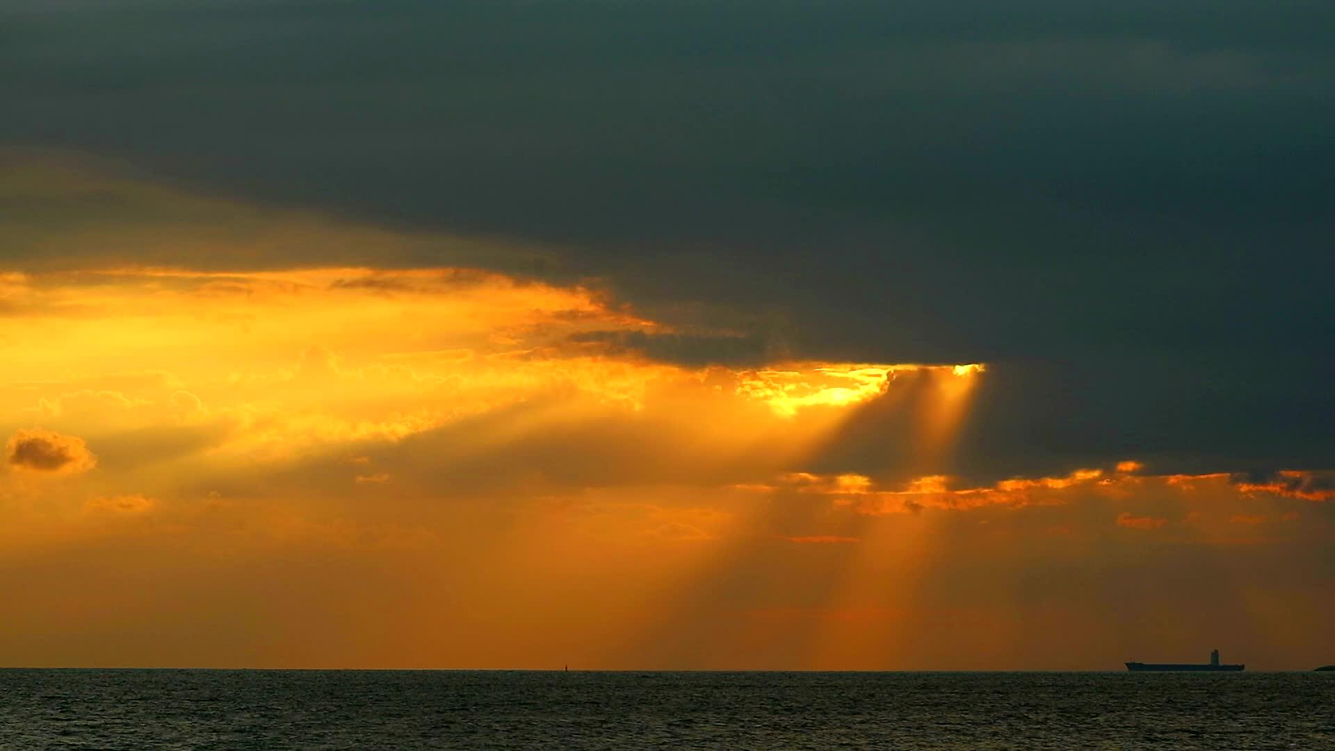 愿上帝保佑阳光日落在海边的橙色乌云上视频的预览图