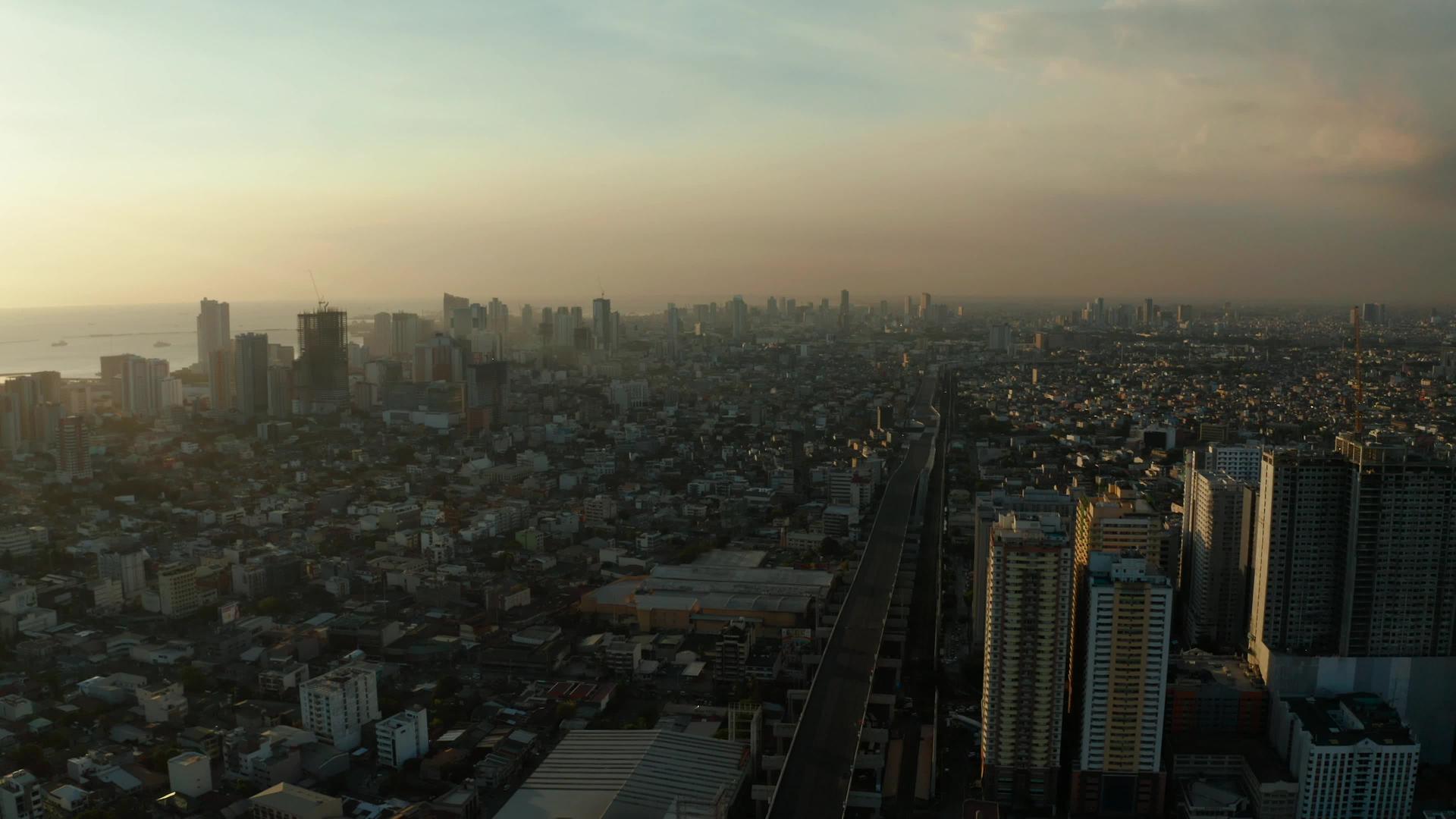 在空中观察马尼拉菲利平市的首府视频的预览图