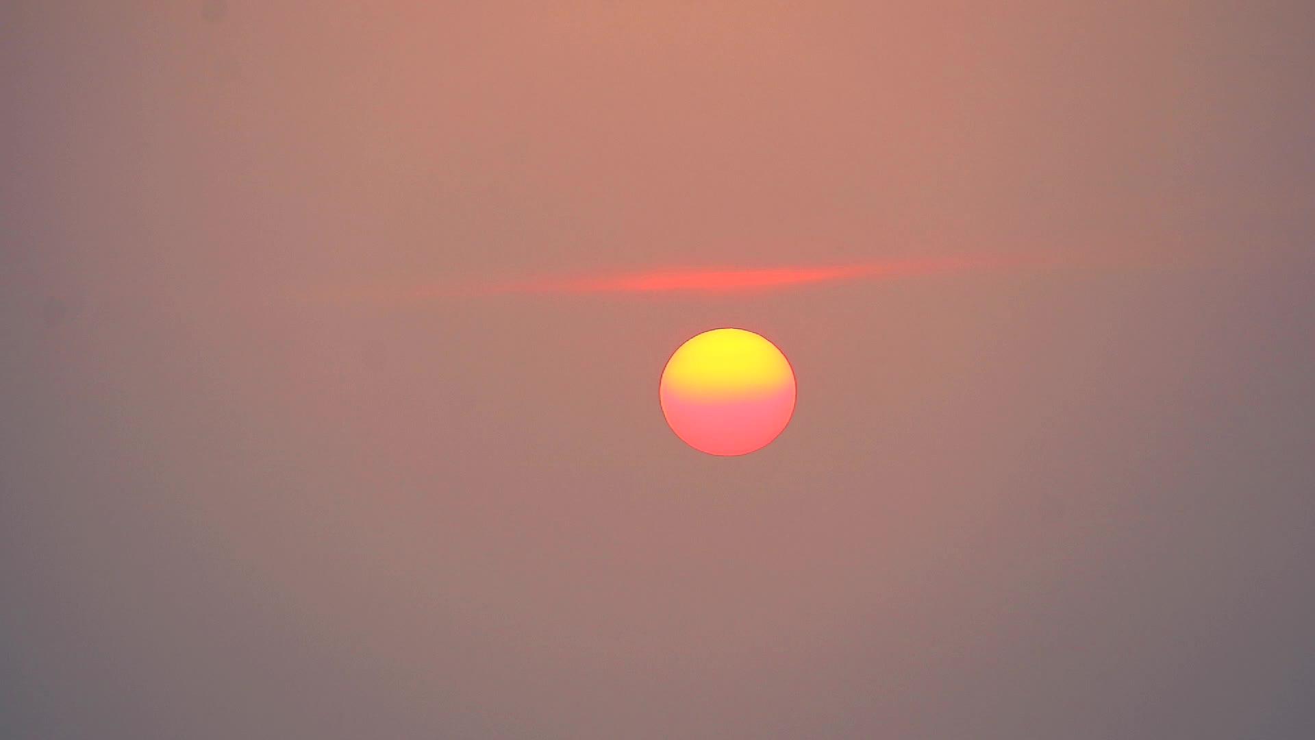 日落和天空中的橙线鸟飞过太阳视频的预览图