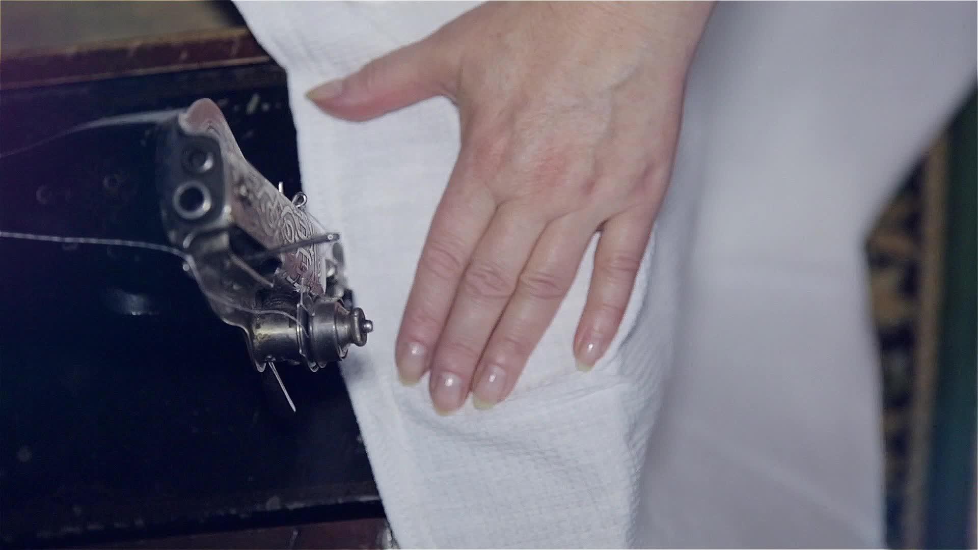 女人在旧缝纫机上缝合视频的预览图