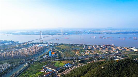 4K航拍南京栖霞山长江风景南京长江四桥视频的预览图