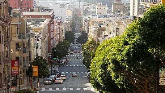 美国北加州旧金山标志性的丘陵街道和十字路口陡峭的下坡路视频的预览图