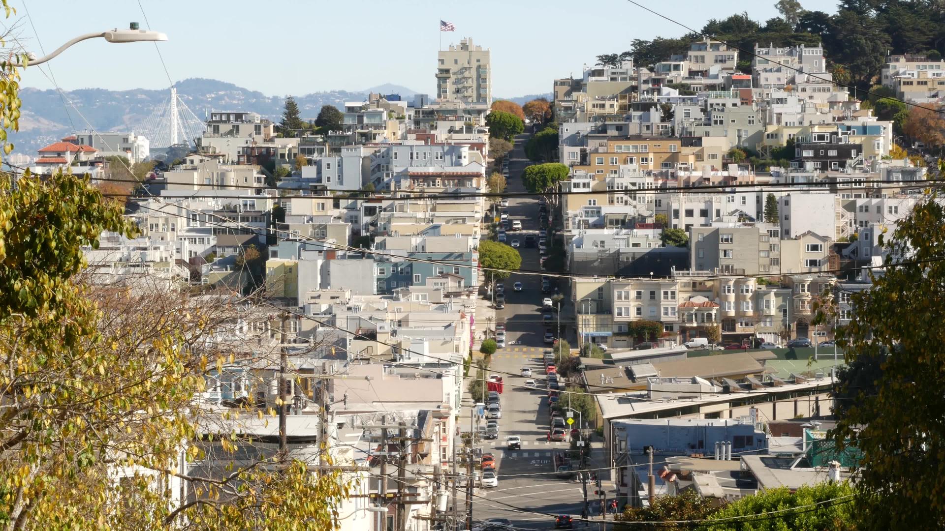 美国北加州旧金山标志性的丘陵街道和十字路口陡峭的下坡路视频的预览图