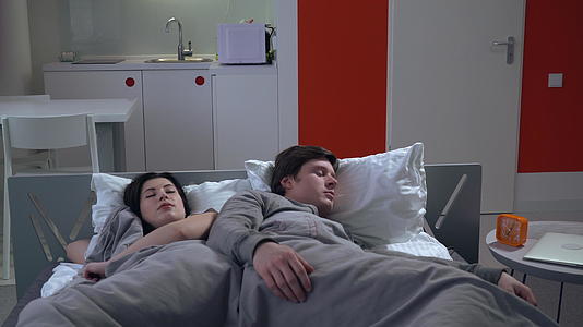女人和男人睡在公寓里视频的预览图