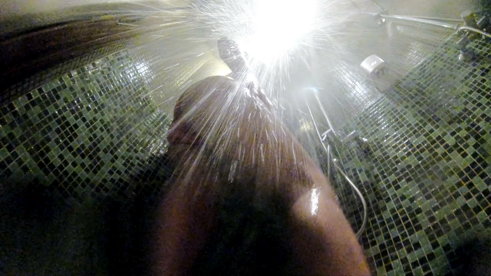 在深夜的室内淋浴中女性用洗发水泡沫洗长腿在水下放松视频的预览图