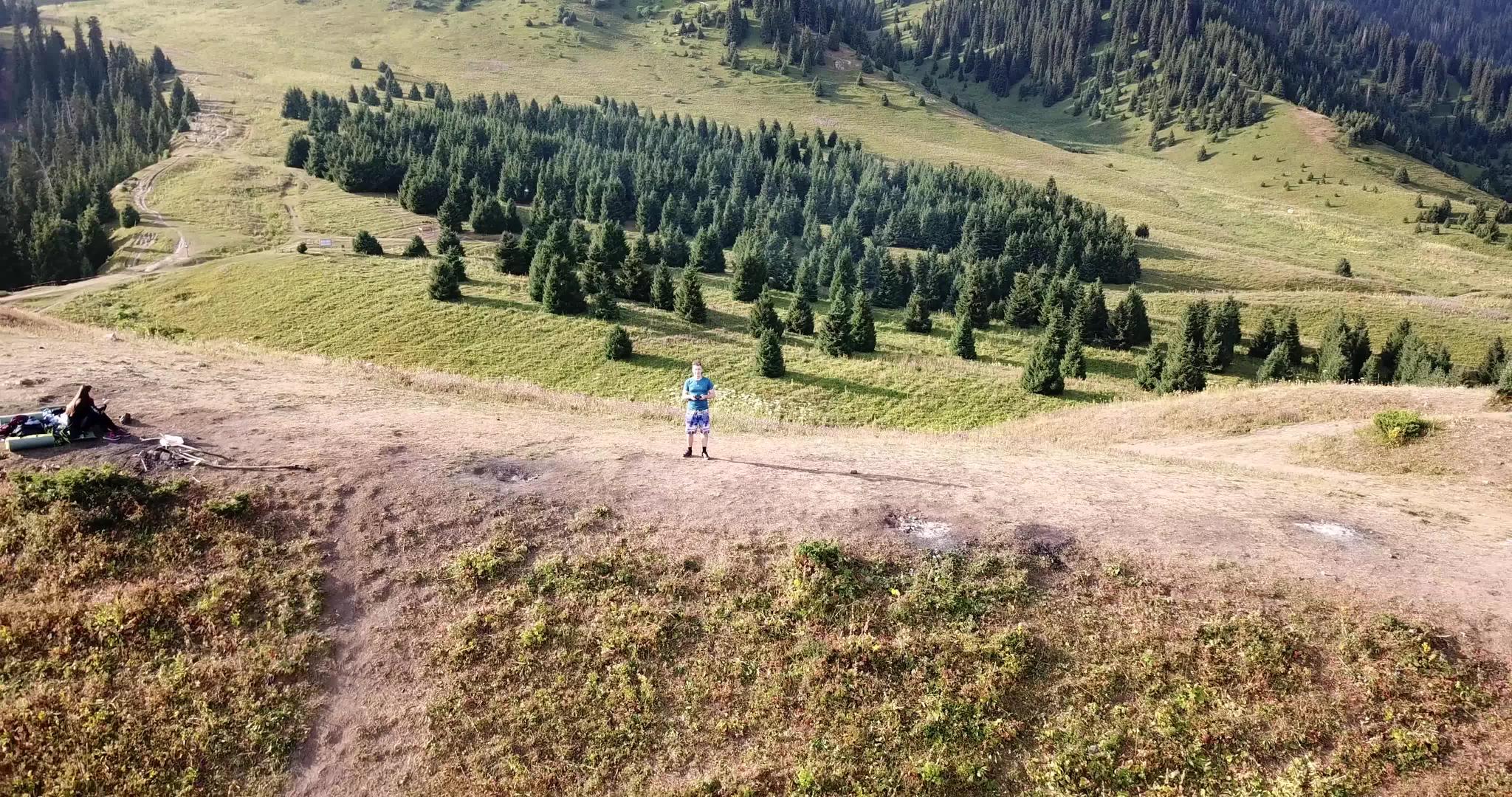 山上的黎明和山上的一个人视频的预览图