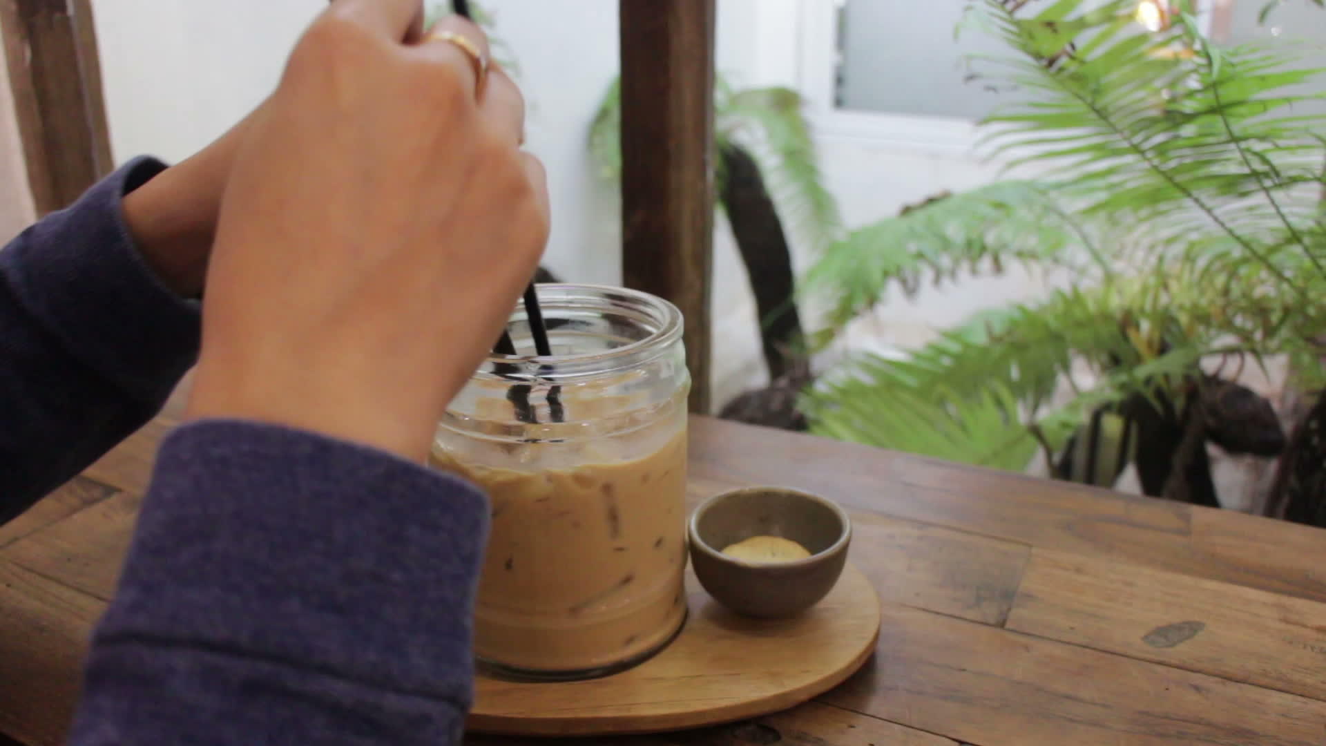 早餐吃冰牛奶咖啡视频的预览图