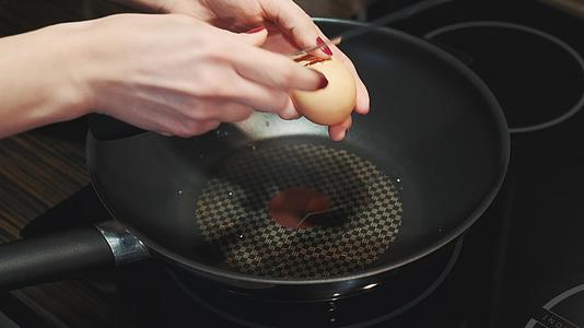 用刀和煎锅炒鸡蛋视频的预览图