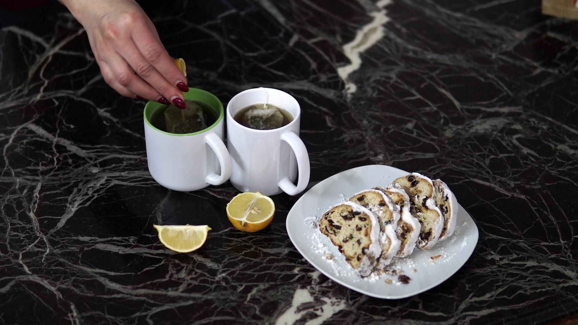 早上女人们把柠檬挤到冰茶里桌子上有巧克力杏仁蛋糕视频的预览图