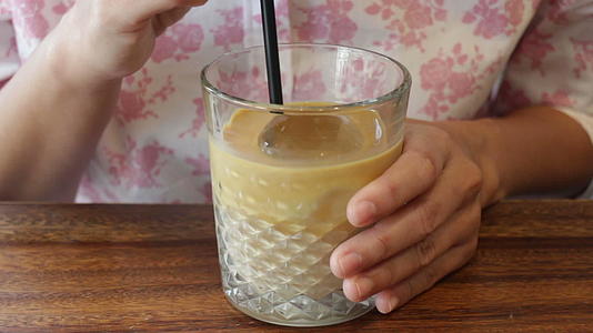 女性喜欢喝冰牛奶咖啡视频的预览图