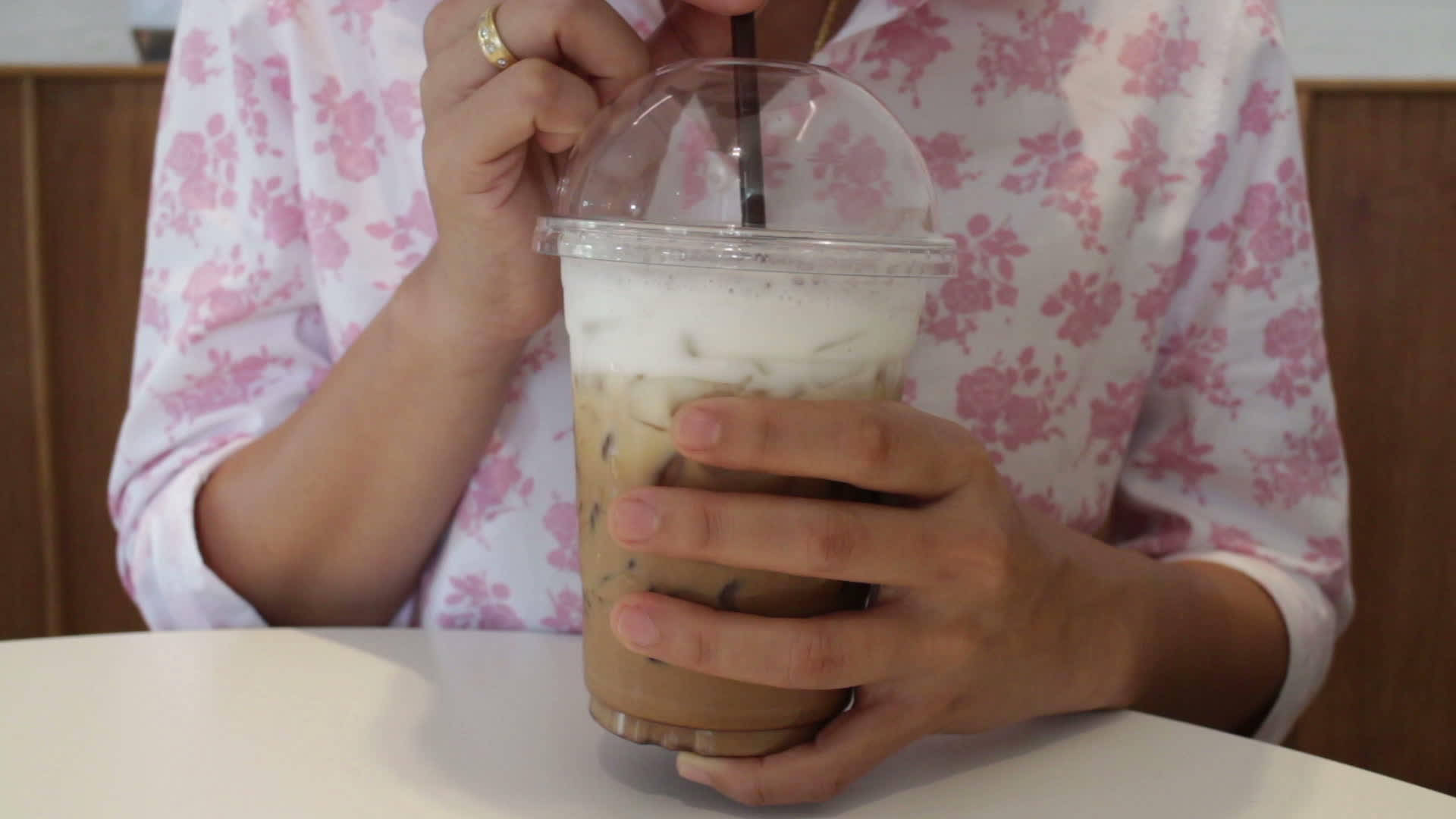 女人喜欢喝冰卡布奇诺咖啡视频的预览图