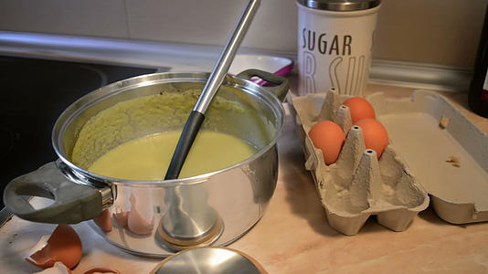 锅汤和新鲜的农鸡蛋放在纸板盒里迅速关门视频的预览图