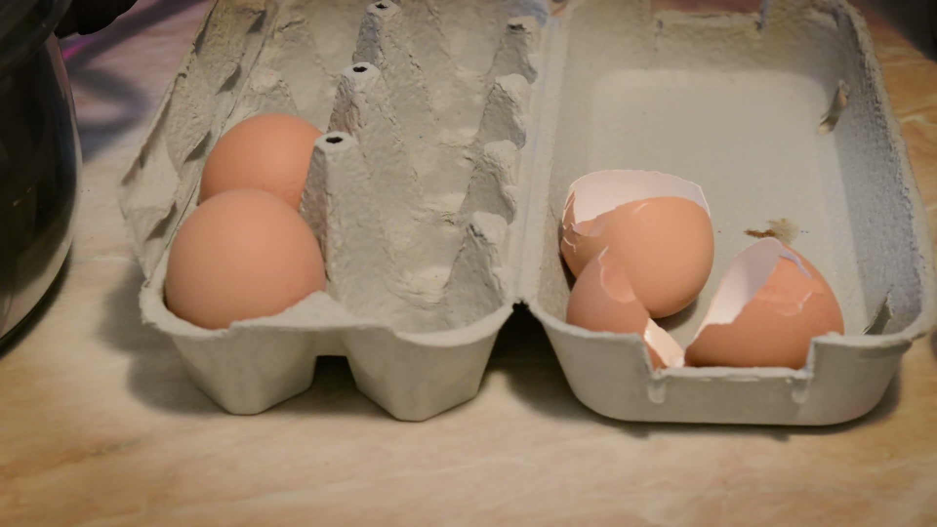 把新鲜的农场鸡蛋放在纸板箱里关上视频的预览图