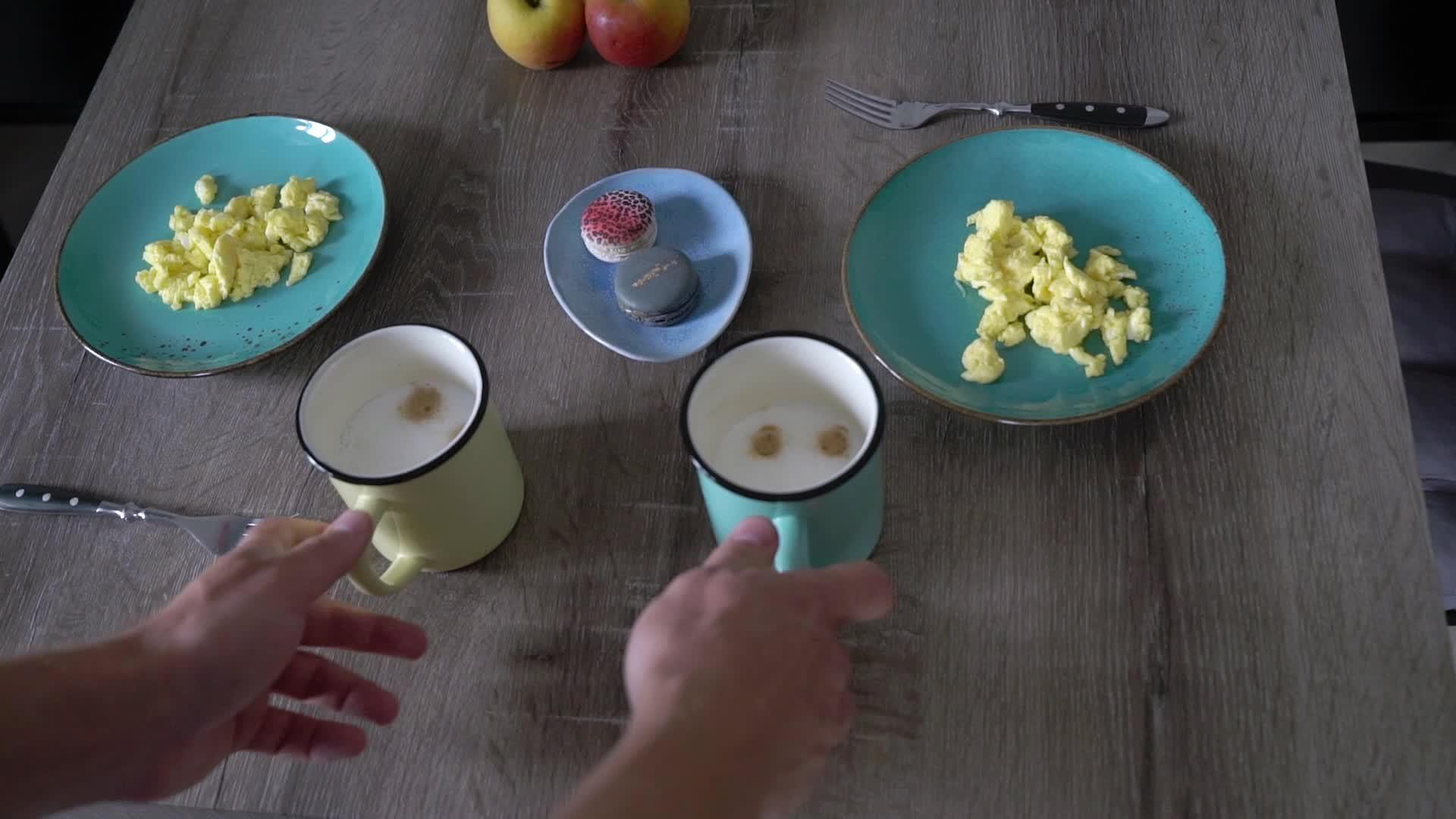 早餐吃煎蛋卷和咖啡视频的预览图