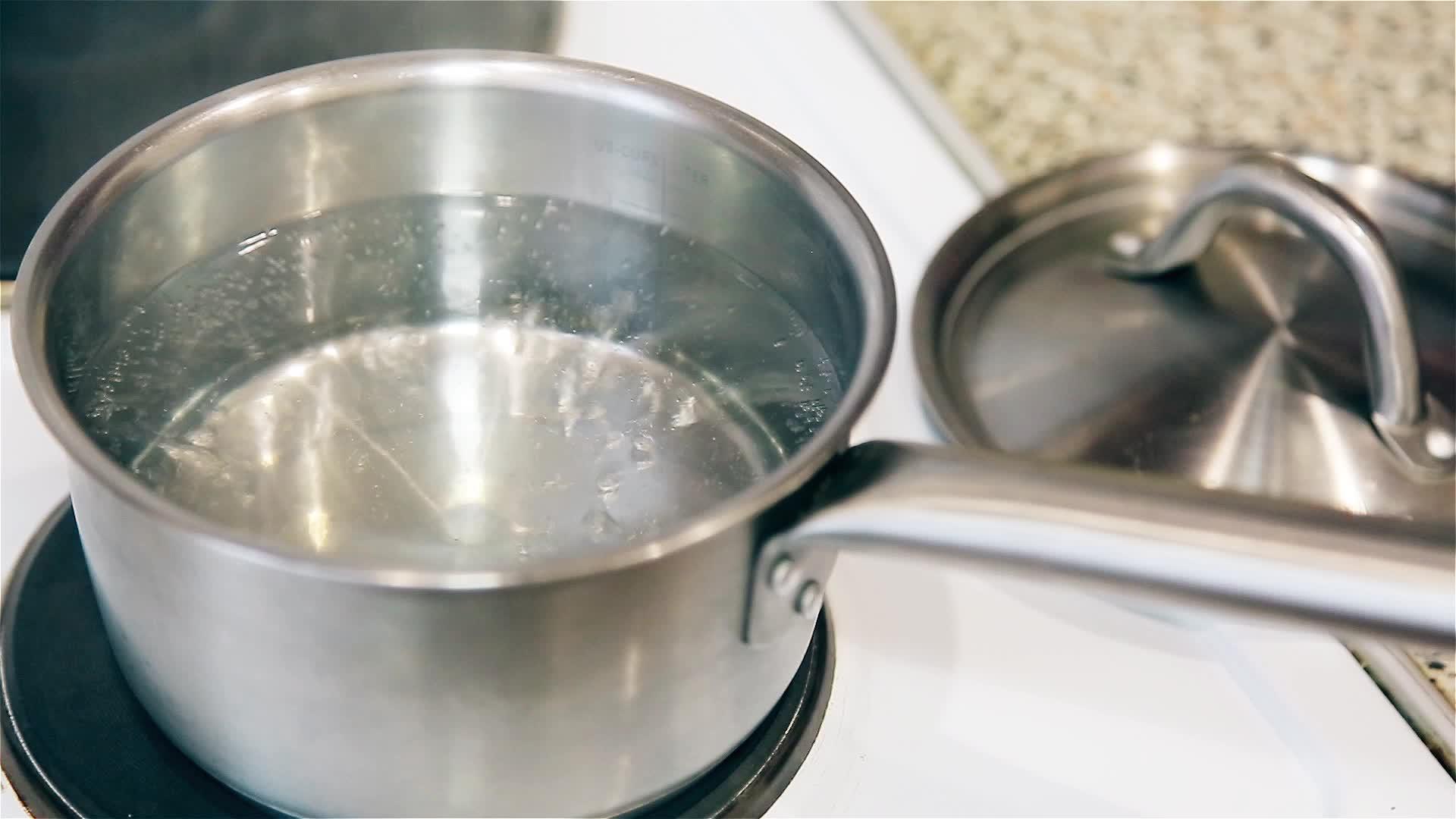 炉子上的金属锅里的沸水hd视频的预览图