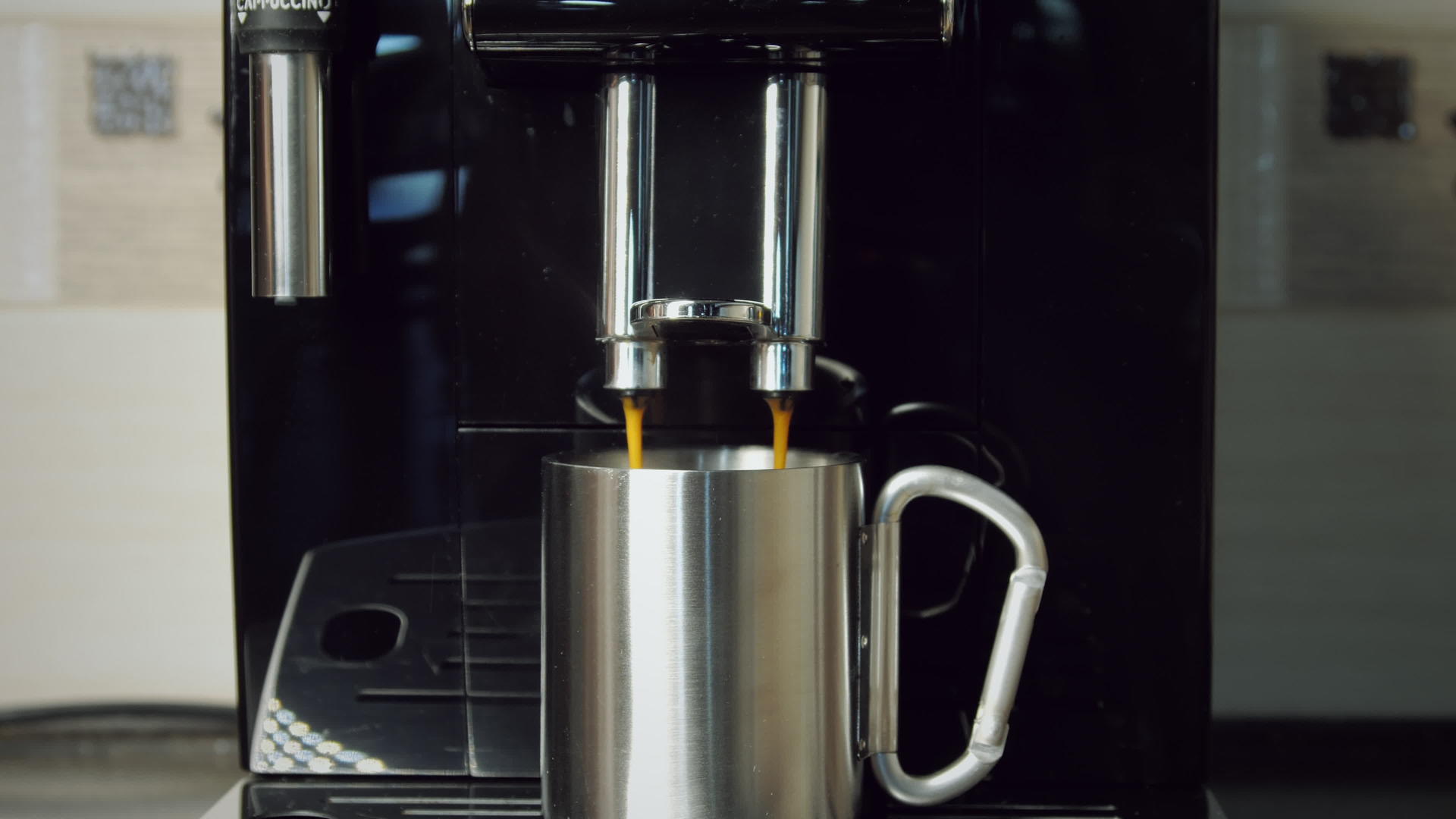 在咖啡机里煮咖啡视频的预览图